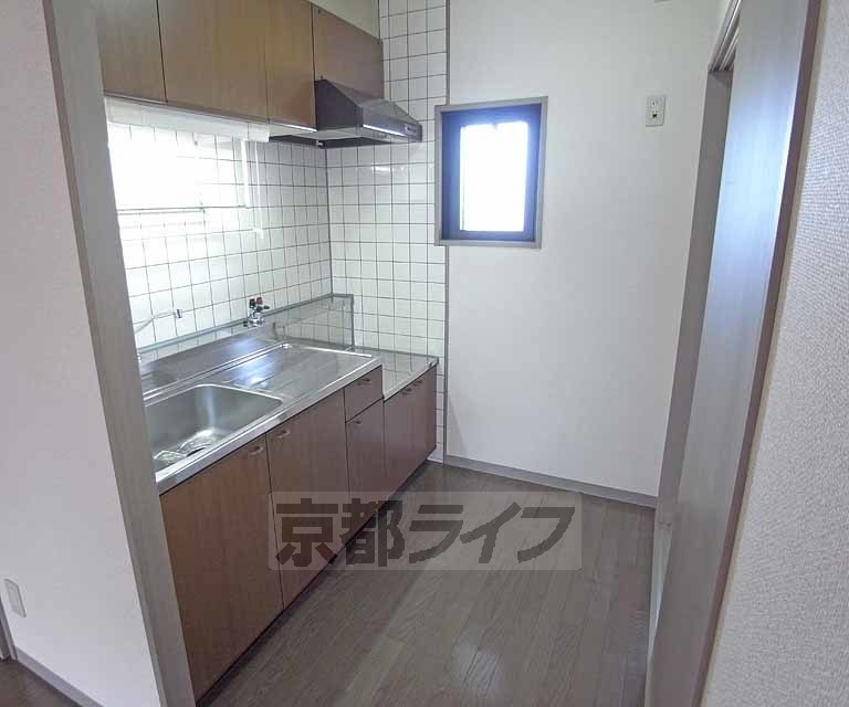 キッチン　小窓つきの使いやすそうなキッチンですね