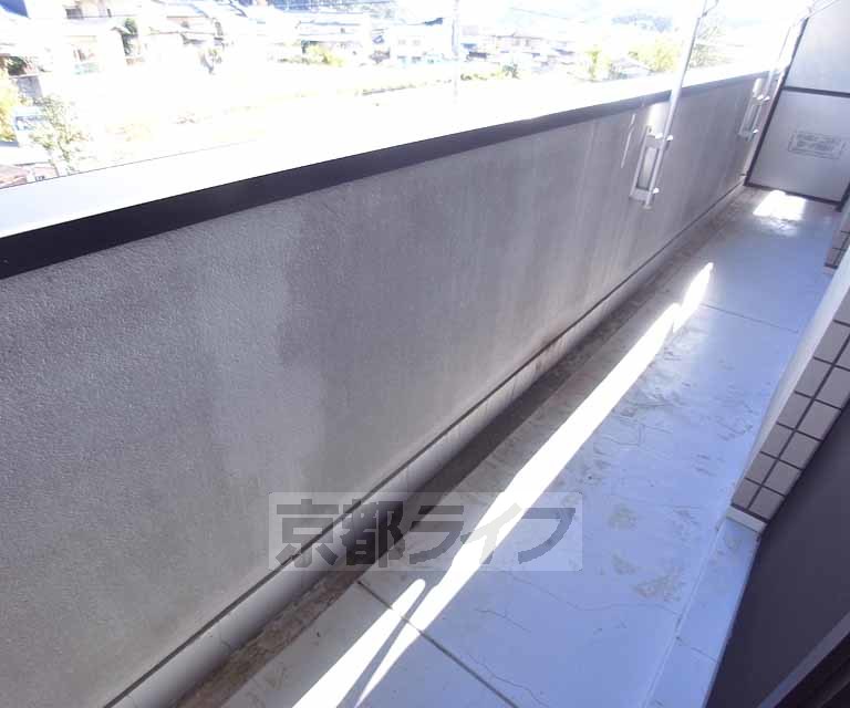 バルコニー　２部屋分の南向きバルコニーです。