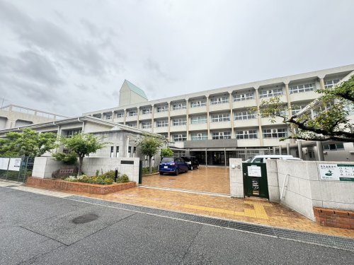 中学校　鷹匠中学校（中学校）まで1322m