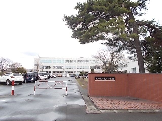 小学校　栗山町立栗山小学校（小学校）まで351m