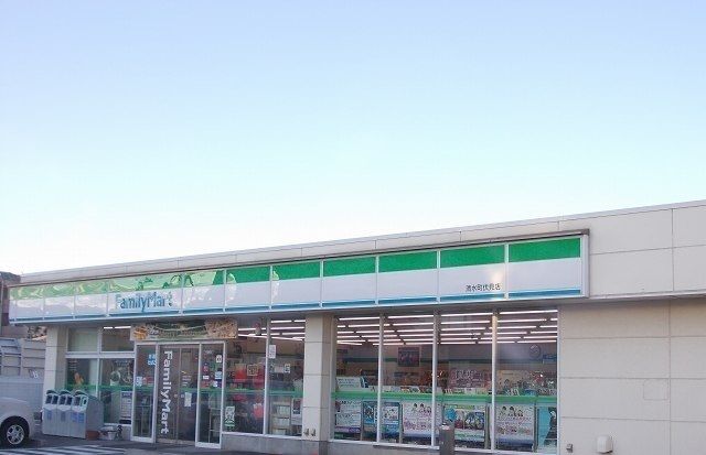 コンビニ　ファミリーマート伏見店（コンビニ）まで650m