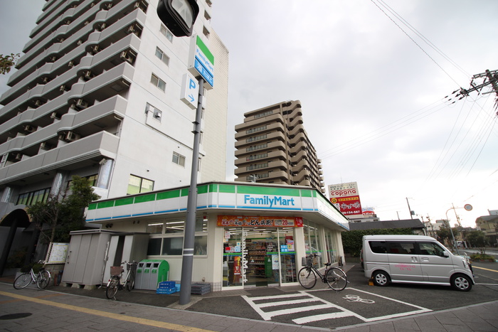 コンビニ　ファミリーマート（コンビニ）まで300m