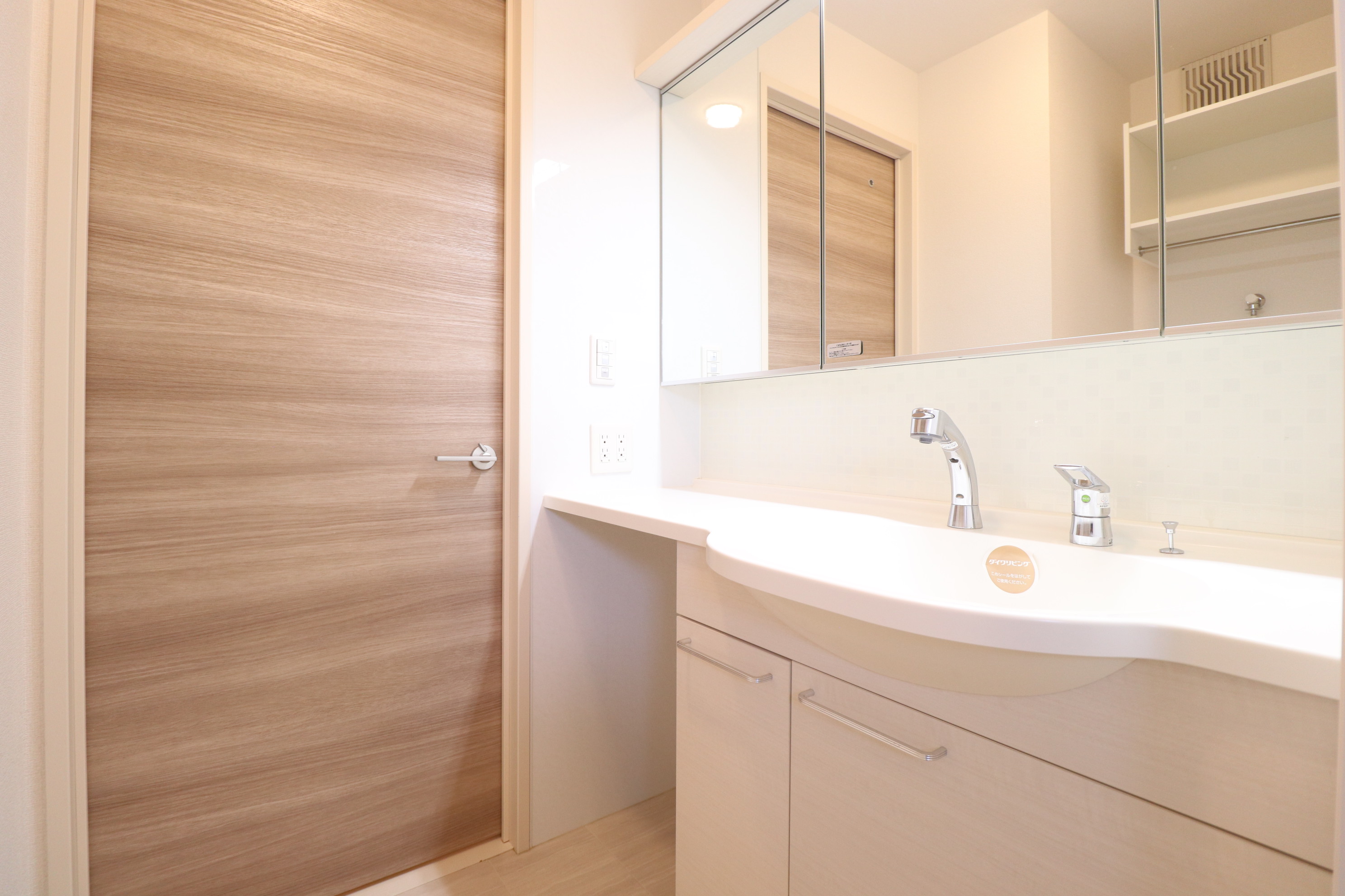 洗面設備　大きな鏡と広々とご使用して頂ける洗面台♪