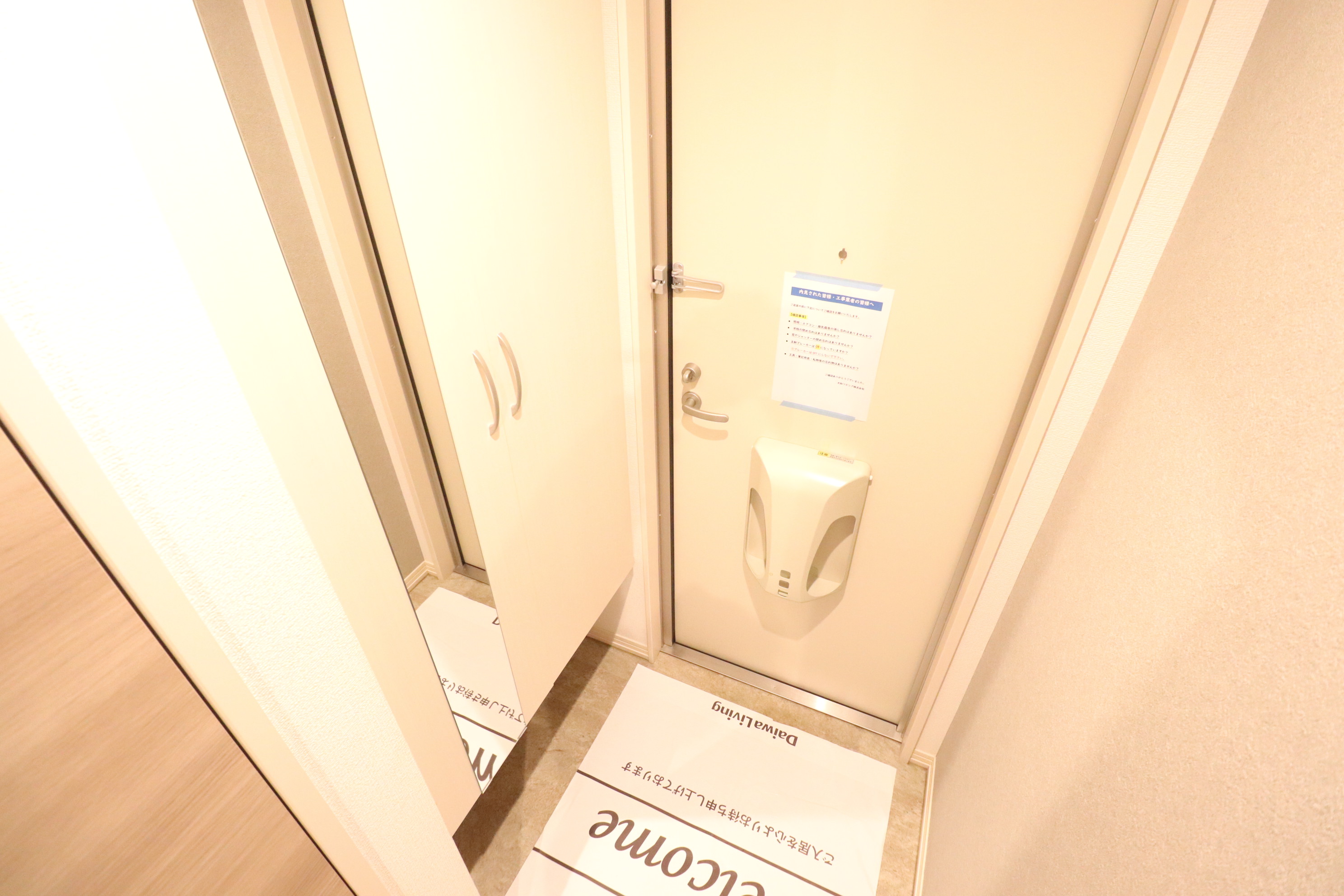 玄関　玄関には、姿鏡付きのジューズbox♪