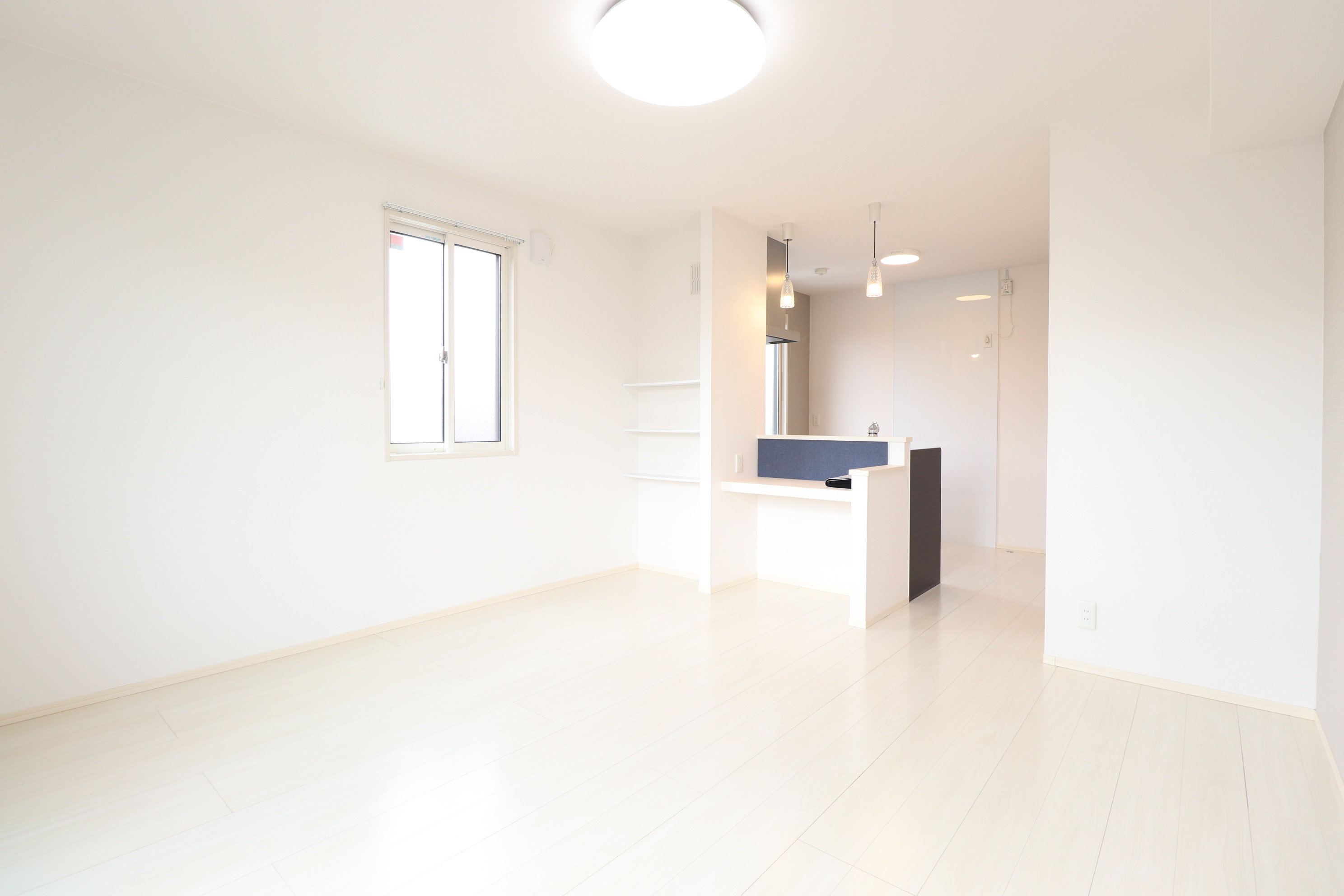 居室・リビング　12.7帖の広々リビングです♪