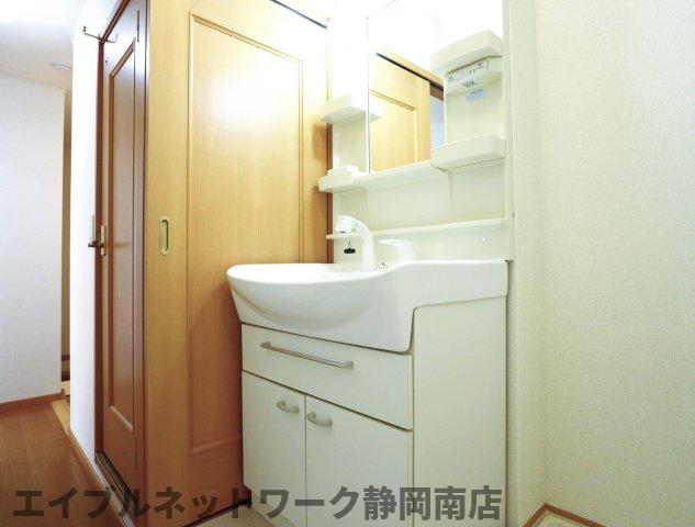 洗面設備　脱衣スペースもあります