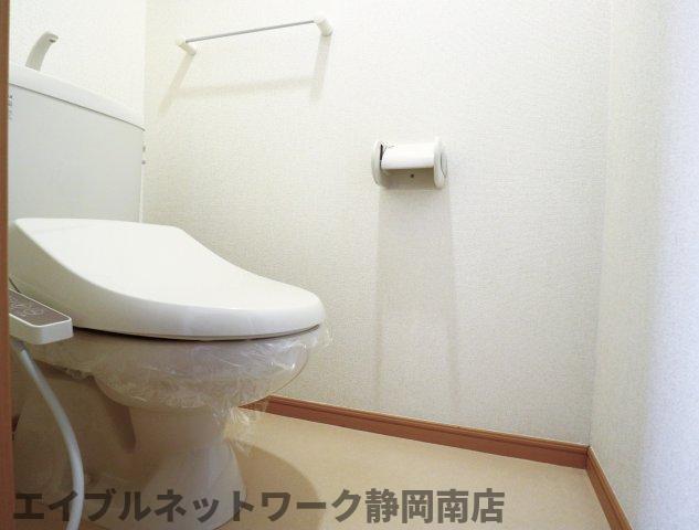 トイレ　落ち着いた色調のトイレです