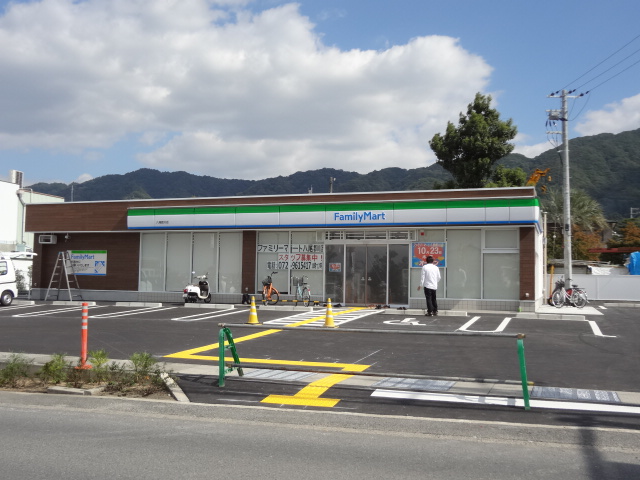 コンビニ　ファミリーマート（コンビニ）まで873m