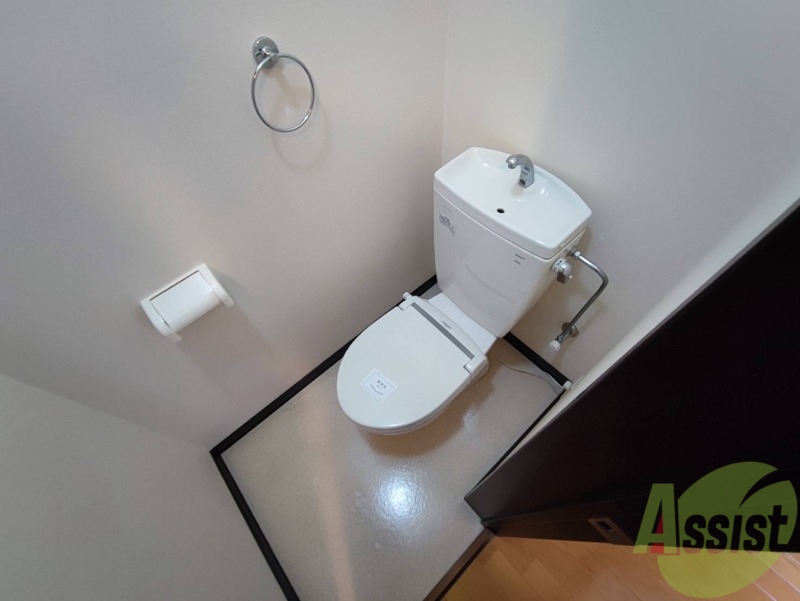 トイレ　こちらはトイレです。清潔感があり、安心して使用できます。