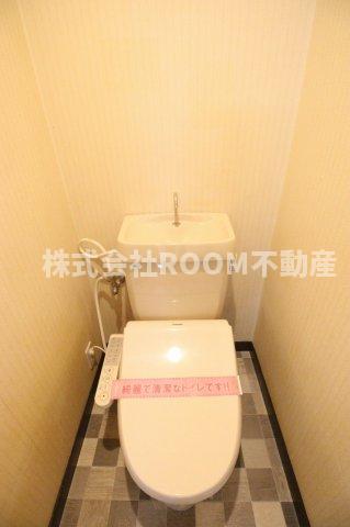 トイレ　落ち着いた色調のトイレです