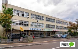 小学校　札幌市立西小学校（小学校）まで740m