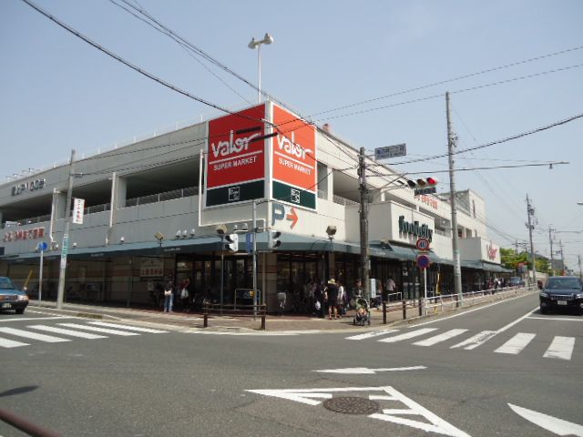 スーパー　バロー一社店（スーパー）まで715m