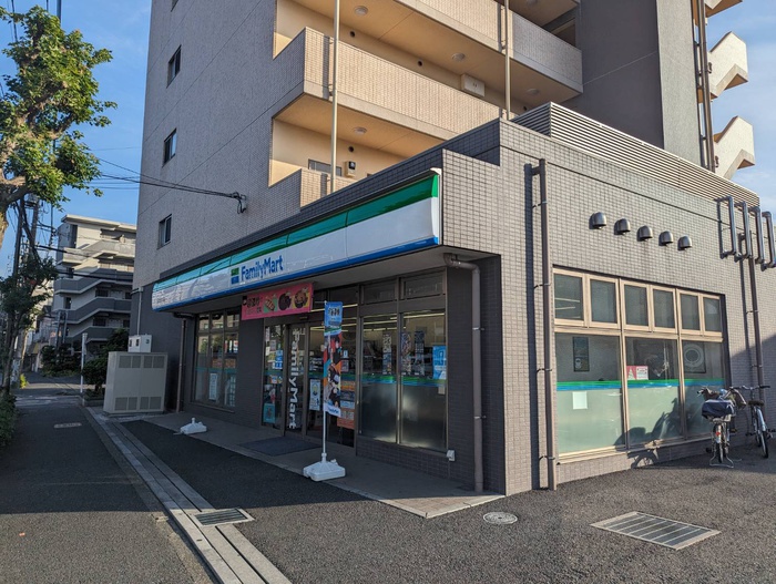 コンビニ　ファミリーマート（コンビニ）まで230m