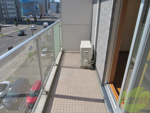 バルコニー　バルコニーは幅があり、広い印象を受けました。