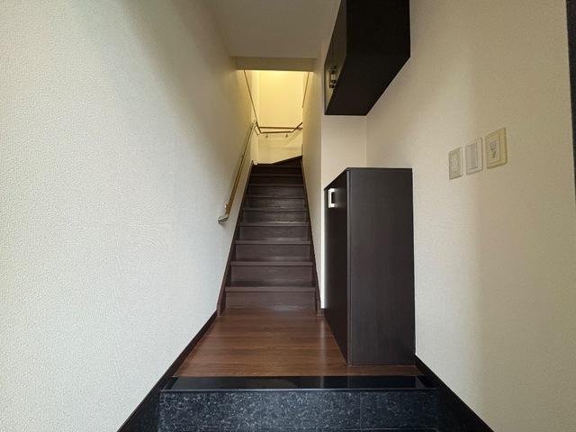 玄関　※同タイプの部屋写真です