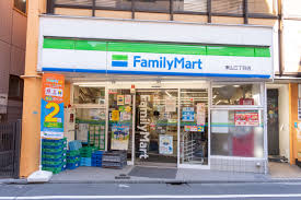 コンビニ　ファミリーマート東山三丁目店（コンビニ）まで73m