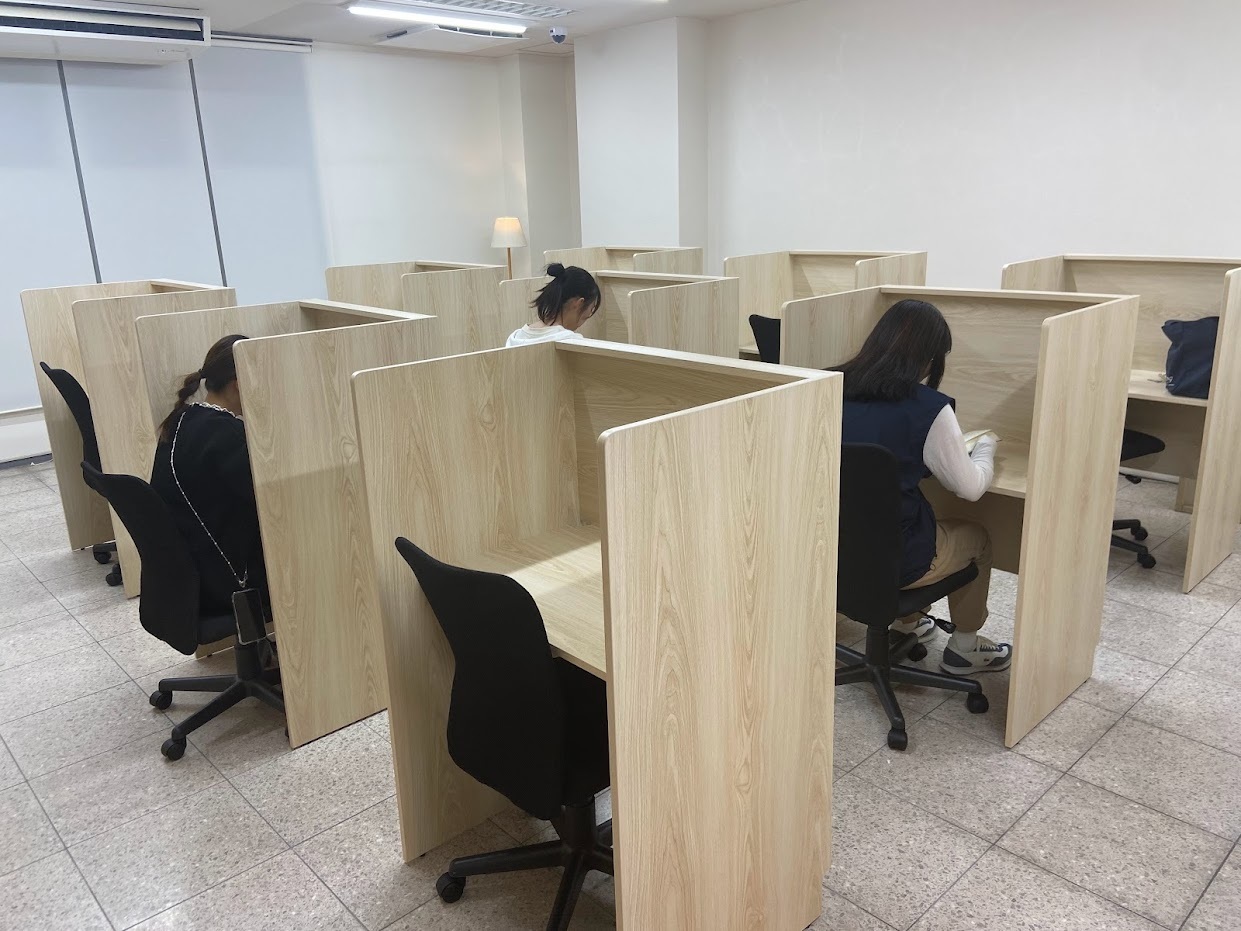 その他設備　マンション１階の自習室は、7時～25時まで利用可能です