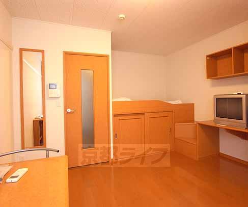 居室・リビング　家具付きのお部屋です（お部屋によって変更有）。