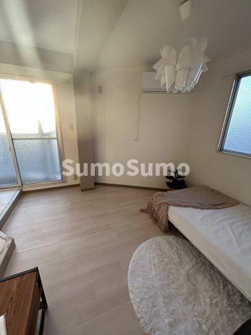 その他部屋・スペース　落ち着いた色調の寝室です