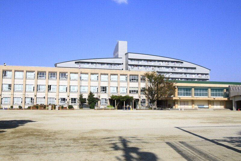 小学校　名古屋市立旭丘小学校（小学校）まで321m