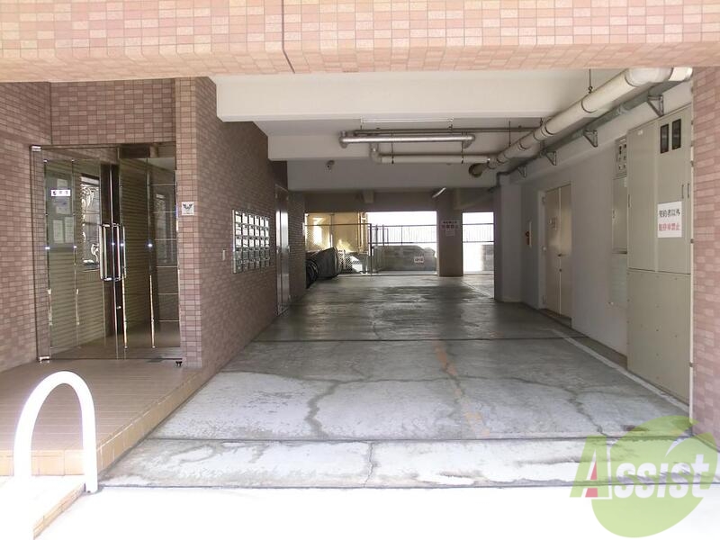 エントランス　入口は広く綺麗です。