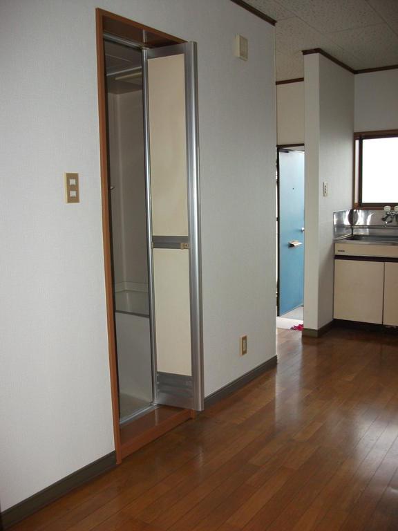 その他設備　左側手前がユニットバス入口