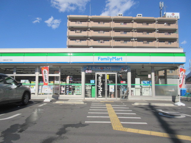 コンビニ　ファミリーマート北越谷四丁目店（コンビニ）まで407m