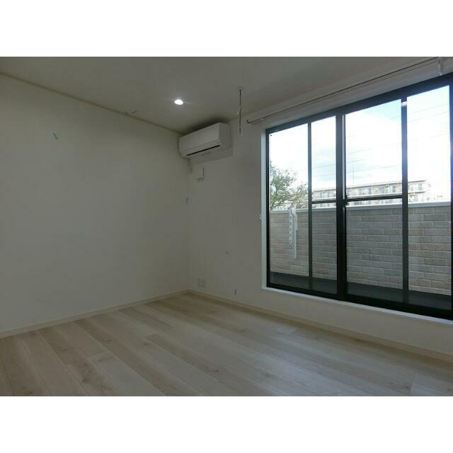 建物外観　ナチュラルな木目調の床材を使用しており、温かい空間を演出して