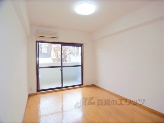 居室・リビング　きれいな洋室のお部屋です。