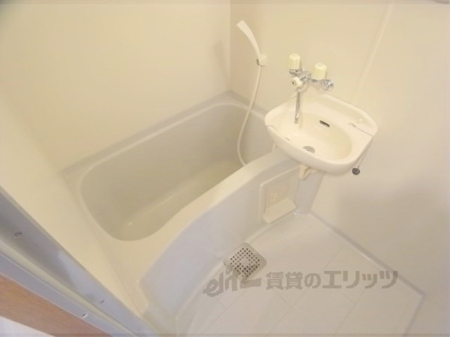 バス・シャワールーム　お風呂場もきれいです。