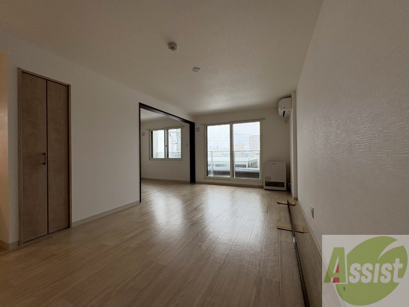 居室・リビング　木目のフローリングは落ち着きのある印象のお部屋になりますね。