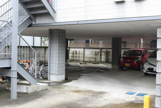 駐車場　１台８０００円／月。