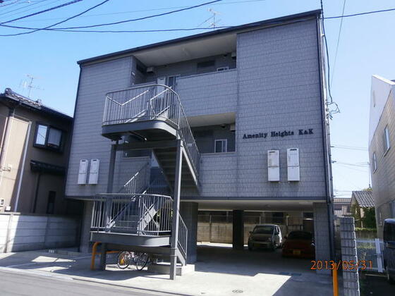 建物外観　１階部分が駐車場。