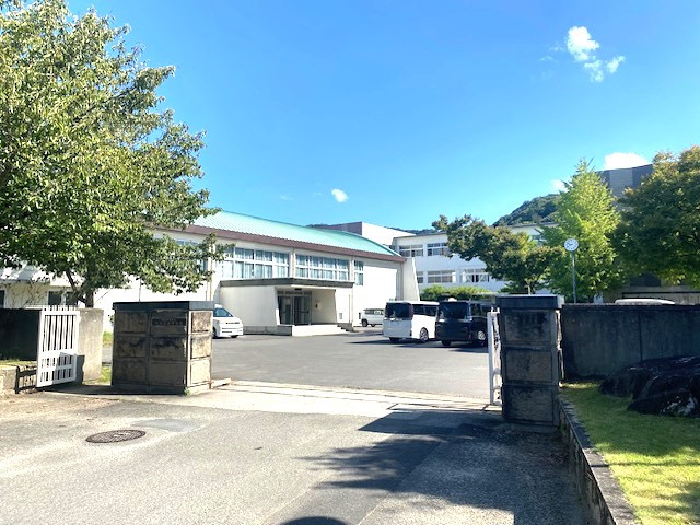 中学校　四国中央市立川之江北中学校（中学校）まで2600m