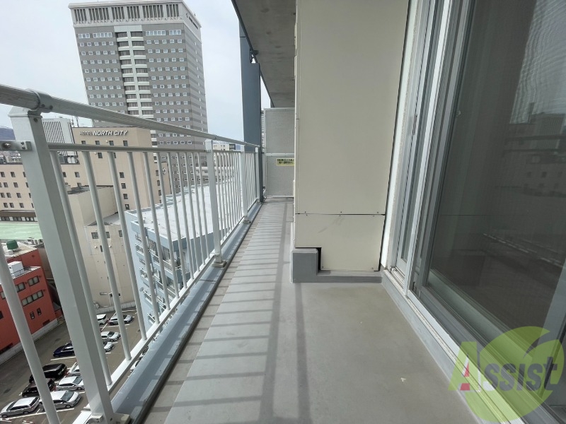 バルコニー　バルコニーは幅があり、広い印象を受けました。