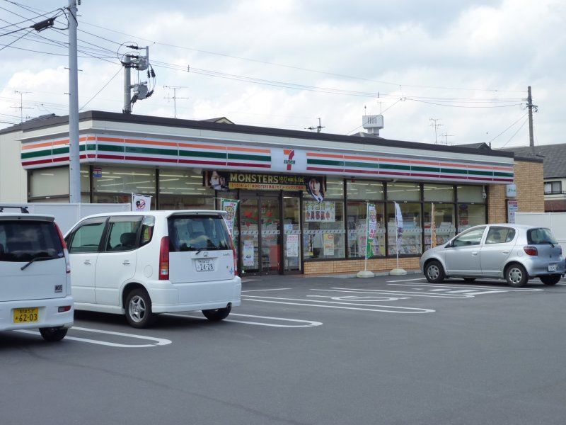コンビニ　セブンイレブン（コンビニ）まで220m