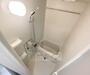 バス・シャワールーム　鏡のある便利なお風呂