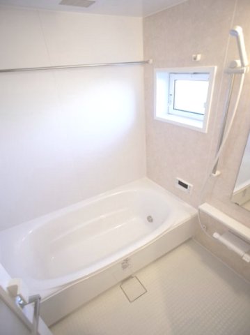 バス・シャワールーム　浴室換気乾燥機と追い焚き機能付が付いています♪