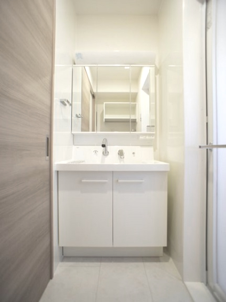 洗面設備　洗髪洗面化粧台と洗濯機置き場があります♪