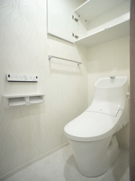 トイレ　温水洗浄暖房便座機能付きです♪