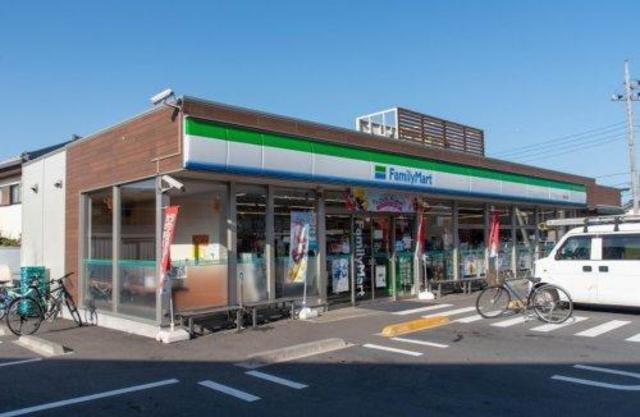 コンビニ　ファミリーマート日野三沢店（コンビニ）まで594m