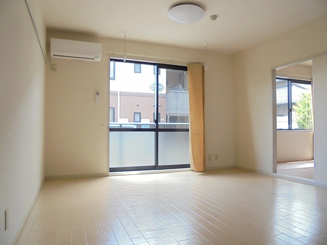 居室・リビング　写真は102号室です