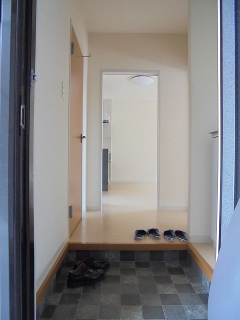 玄関　写真は102号室です