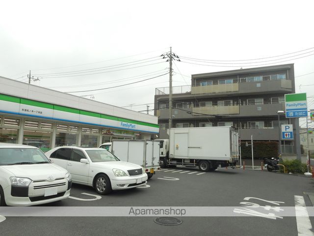 コンビニ　ファミリーマート（コンビニ）まで596m