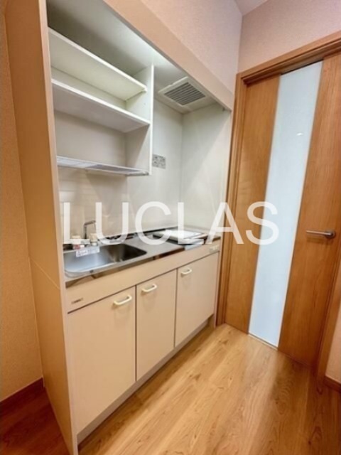 キッチン　キッチン下部に大きい収納スペース！