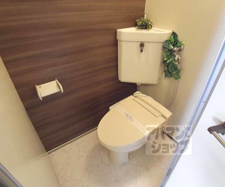 トイレ　ウォシュレット付き。