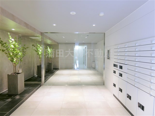 エントランス　防犯カメラTVモニター付オートロック宅配BOXメールBOX管