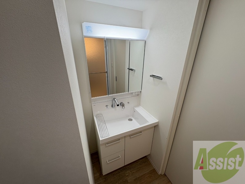 洗面設備　大きくて使いやすそうな独立洗面台になっています。