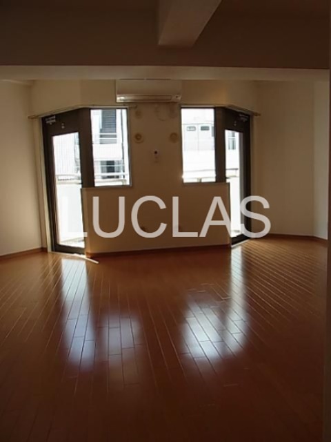 居室・リビング　ゆったりとしたリビングで憩いの空間…。