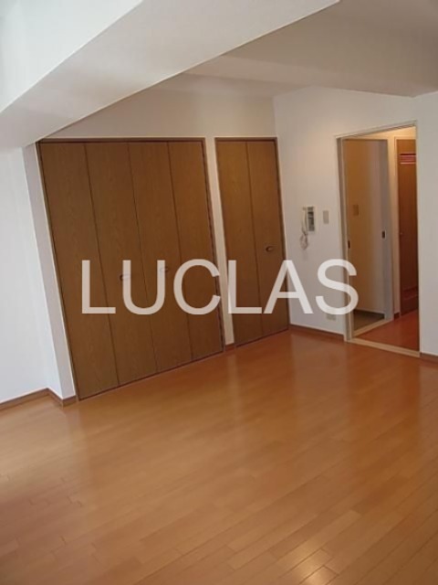 その他部屋・スペース　木目調の床と白の壁紙で暖かみのある居室♪